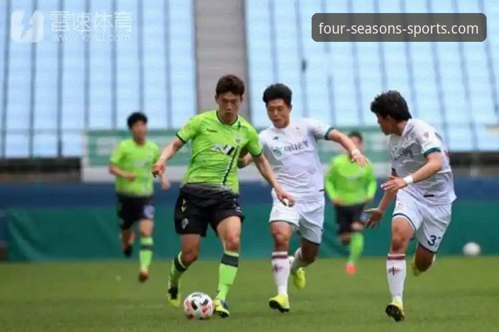 如何通过一场友谊赛洞察卫冕冠军的备战状态与团队温度？